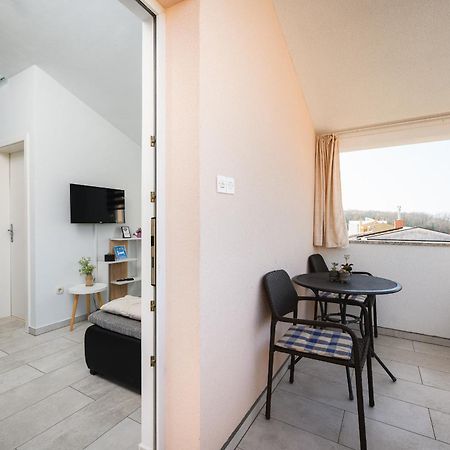 Charming Apartments Rose 1&2 With Pool Πόρετς Εξωτερικό φωτογραφία