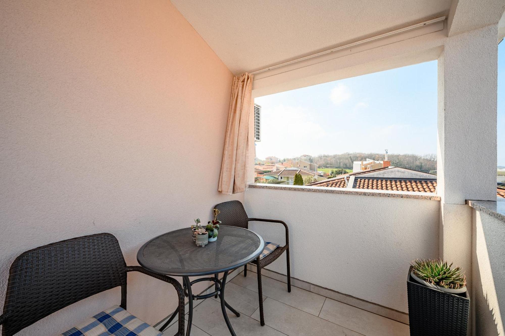 Charming Apartments Rose 1&2 With Pool Πόρετς Εξωτερικό φωτογραφία