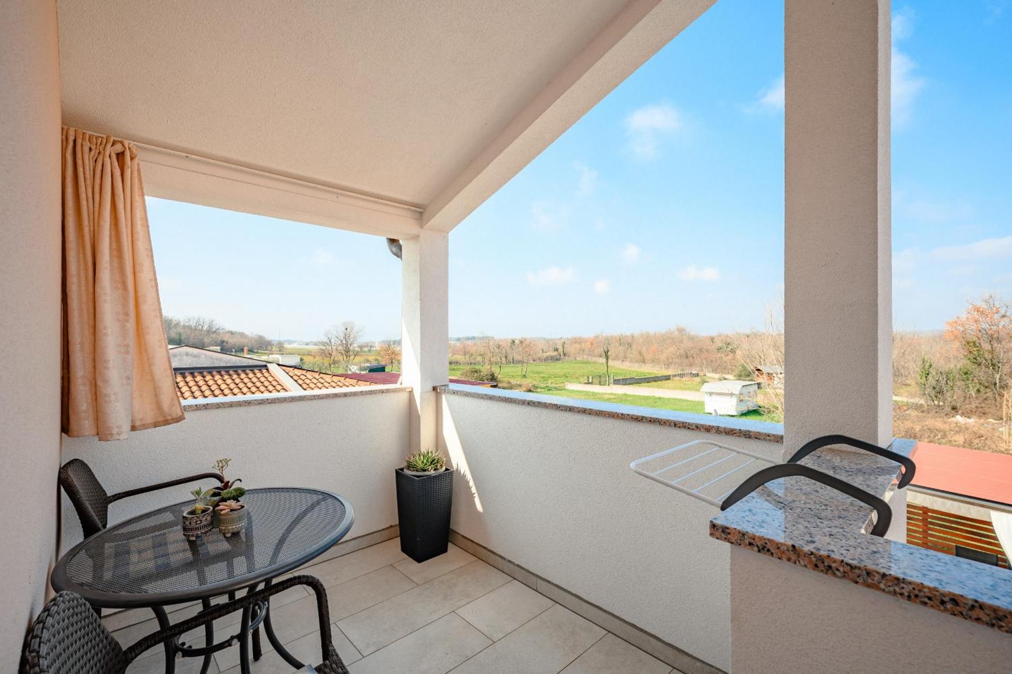Charming Apartments Rose 1&2 With Pool Πόρετς Εξωτερικό φωτογραφία