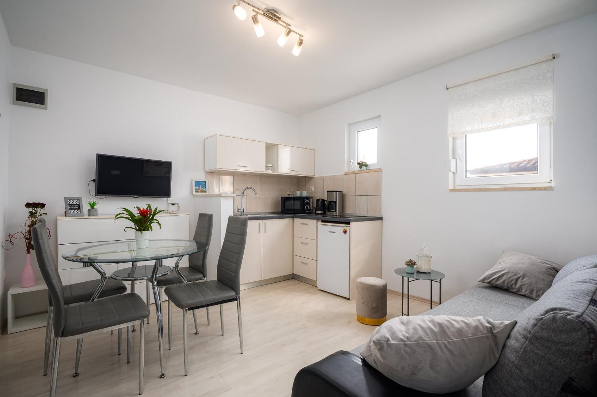 Charming Apartments Rose 1&2 With Pool Πόρετς Εξωτερικό φωτογραφία