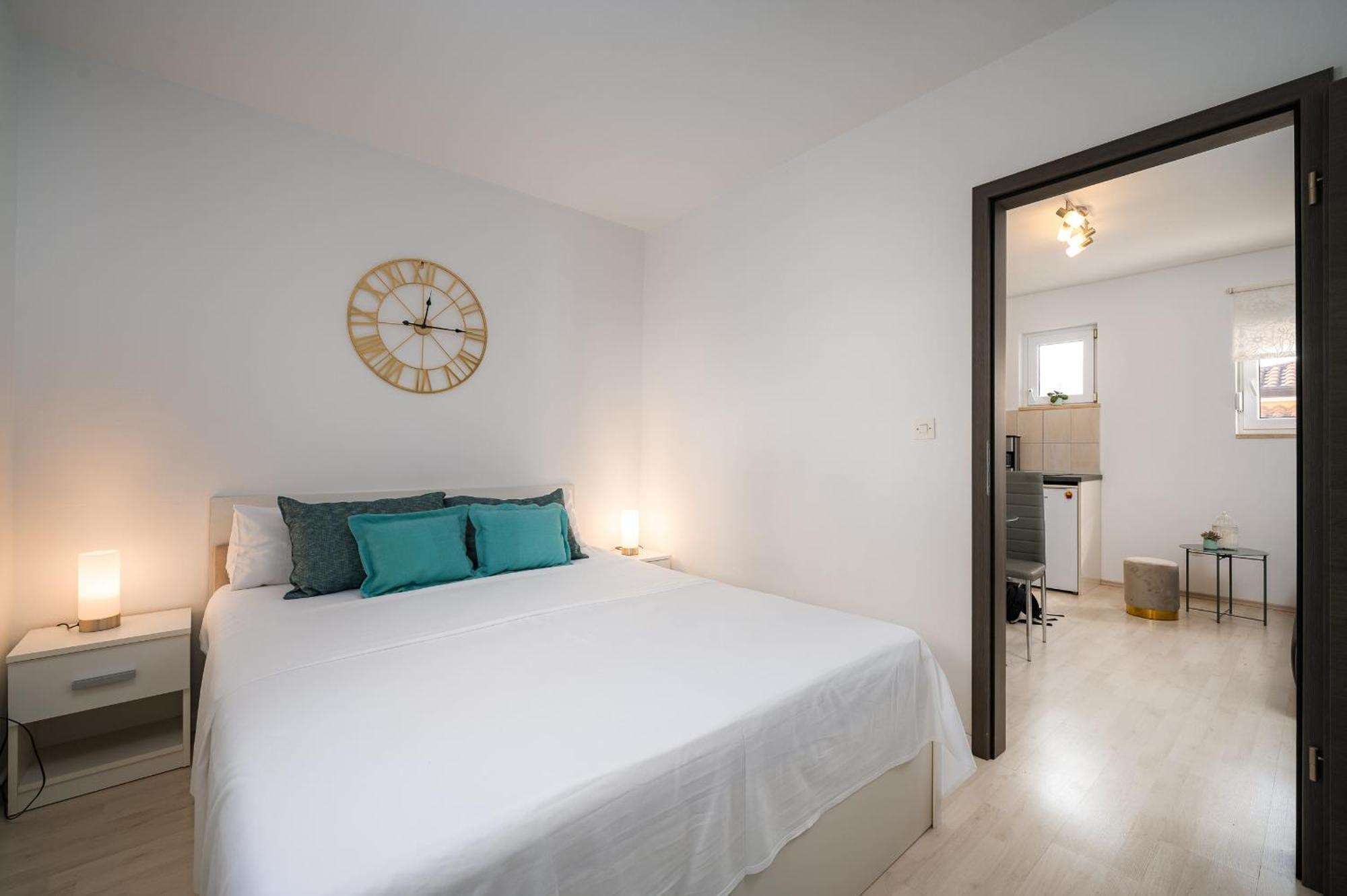 Charming Apartments Rose 1&2 With Pool Πόρετς Εξωτερικό φωτογραφία